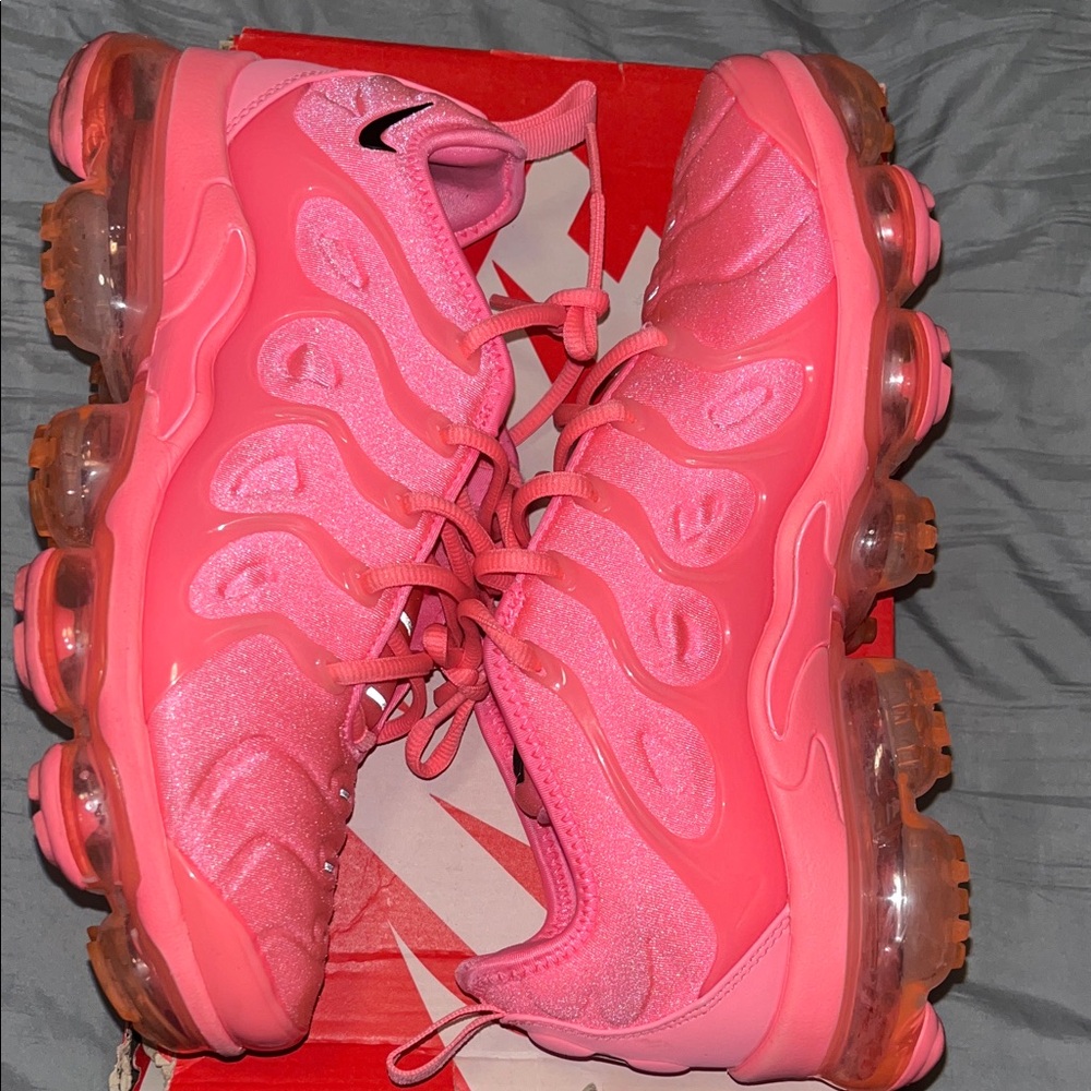 Nike Air VaporMax Plus in Bright Pink
